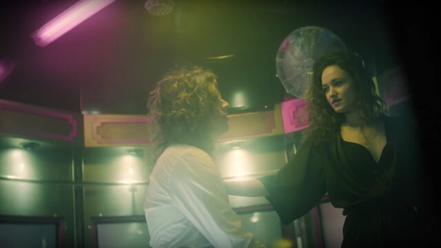 Lucas Hamming voert peepshow op in nieuwe videoclip