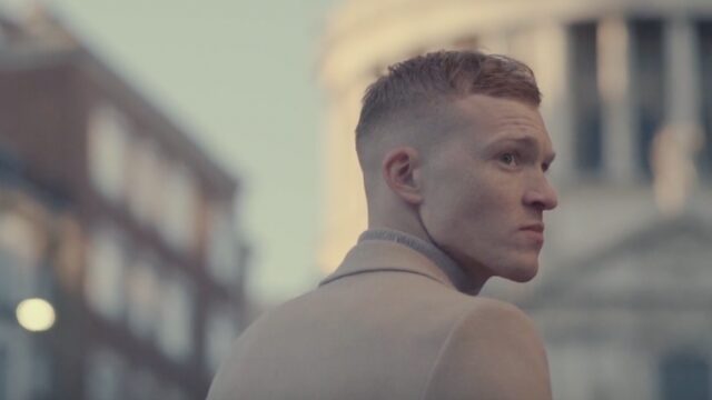 Check de nieuwe videoclip van Paul Sinha