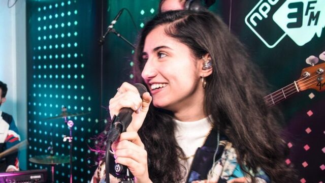 Check hier 'Loving Love' van Naaz live bij 3FM