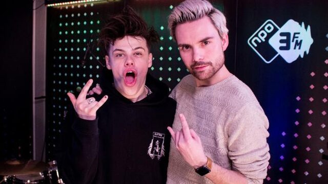 YUNGBLUD brengt cadeautjes mee voor Domien