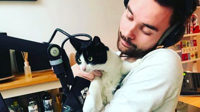 3FM-dj Domien maakt ochtendshow vanuit woonkamer