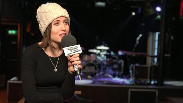 Alice Merton doet letterlijk aan 'digging holes and hidings things inside them'