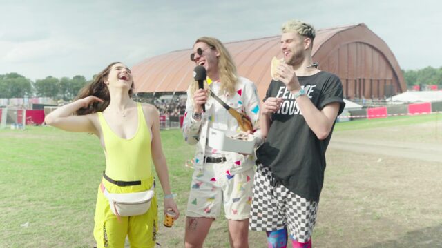 Sofi Tukker test eindelijk Franks broodje kroket op Lowlands