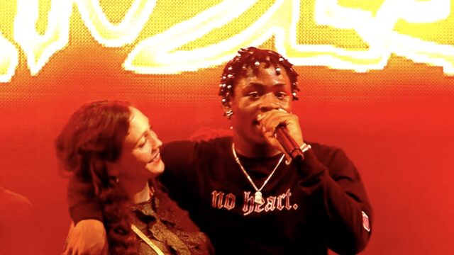 Te gek: de net geslaagde Leafs trekt zijn mentrix het podium op