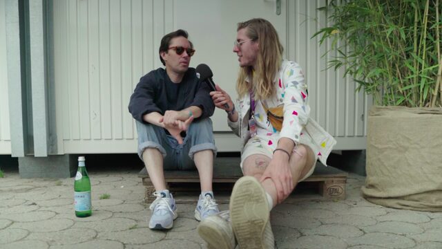 Rhye eet rendierplacenta om niet ziek te worden