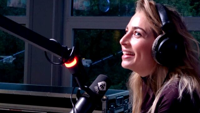 Eindelijk antwoord: Zijn Shelly Sterk's tenen langer dan haar vingers?!