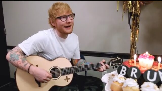 Ed Sheeran zingt 'Happy Birthday' voor Bruno Mars