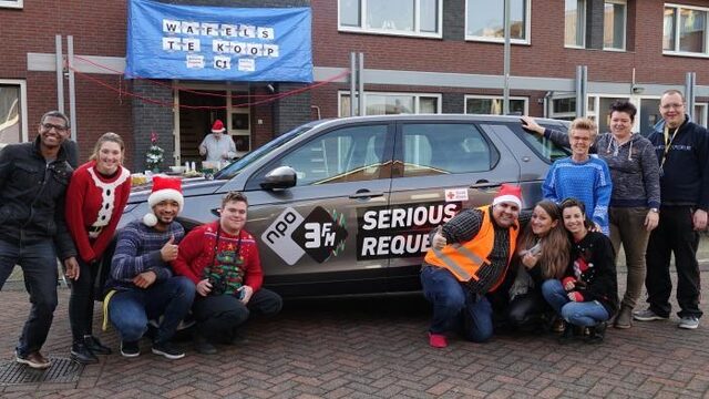 Maichel en zijn woongroep verkopen wafels voor 3FM Serious Request: Lifeline