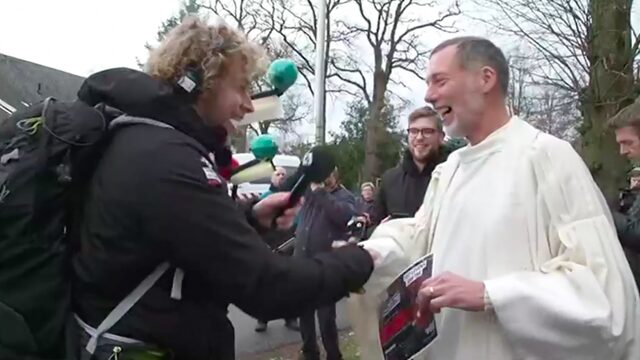 Dominee Olaf uit Usselo overhandigt cheque aan Mark en Rámon