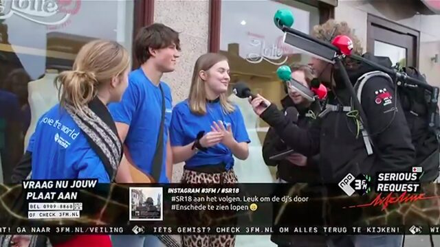 Jongeren in Enschede zingen voor SR18 totdat hun handen er vanaf vriezen