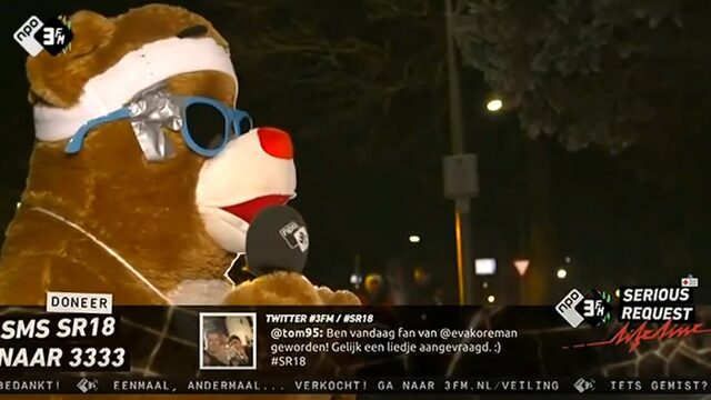 Daar is-ie weer! De masseerbeer komt in actie voor Mark + Rámon