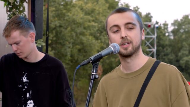 Ares doet 'Solo' live op Lowlands