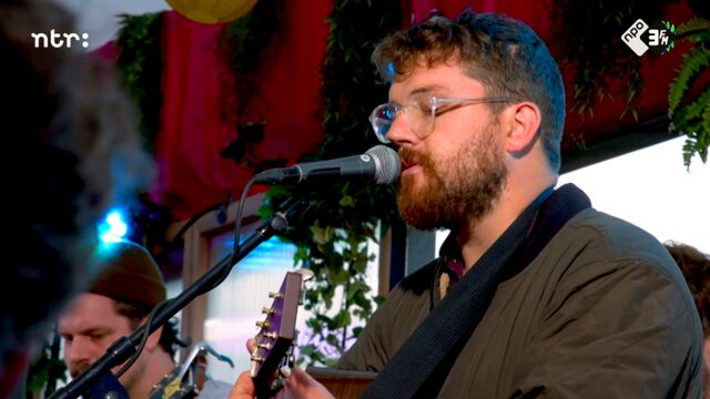 Bear's Den met 'Hiding Bottles' op Lowlands