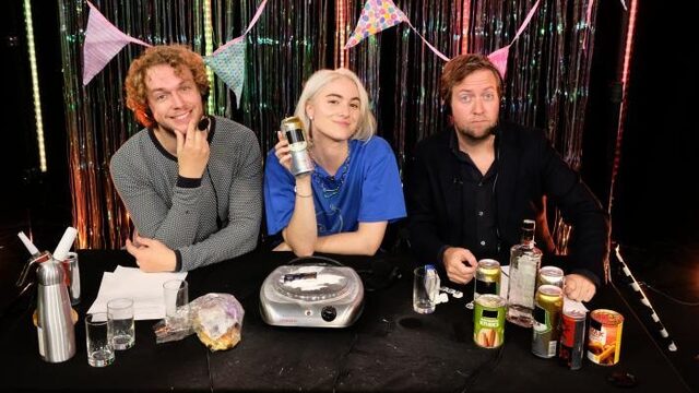 De Commentatoren reageren samen met Teske op Eerste Hulp Bij Festivals