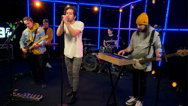 The Overslept speelt 'Waste Of Love' in de 3FM Live Box
