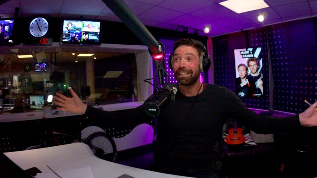 Timur deelt resultaten van zijn soa-test op de radio