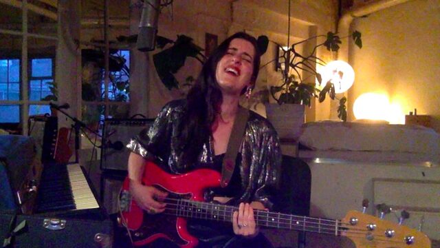 Kijk terug: het huiskamerconcert van Eefje de Visser