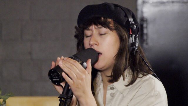 EUT met 'It's Love' tijdens 3FM Huiskamerconcert