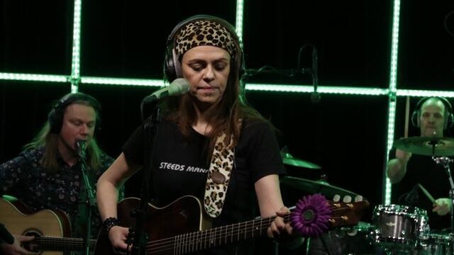 Twarres speelt 00's klassieker 'Wêr Bisto' in de 3FM Live Box