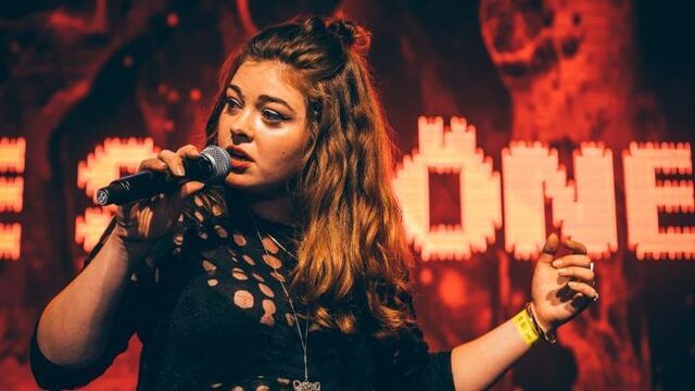 Bekijk de huiskamerconcerten van o.a. Linde Schöne, Douwe Bob en Roxeanne Hazes