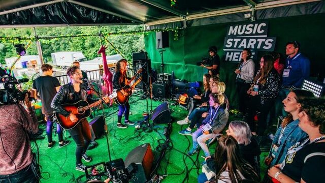 Check alle festival live sessies in de 3FM Hangout