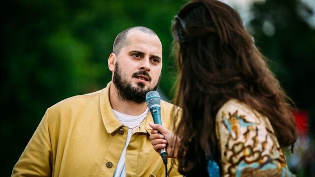 Zwangere Guy tript op z'n eigen muziek