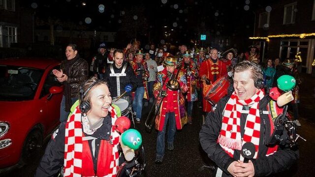 Dit dweilorkest volgt Rob en Jorien al een uur lang
