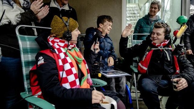 Rob en Jorien dansen de Macarena in Spaansehoek