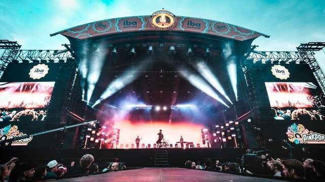 Kijk hier de festivalshows van o.a. Editors, Ronnie Flex, Oscar and the Wolf en Maan terug