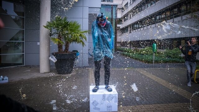 Sander verloor weddenschap en kreeg bierdouche