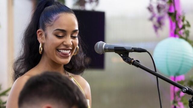 Kijk hier 'Be Honest' van Jorja Smith live op Lowlands 2019