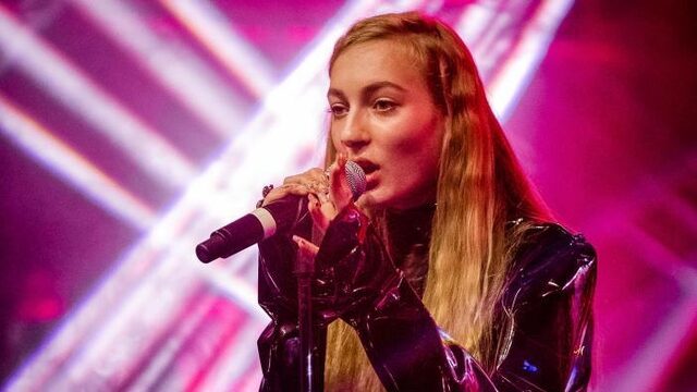 S10 ging als 12-jarig meisje niet door bij The Voice, nu pakt ze het podium