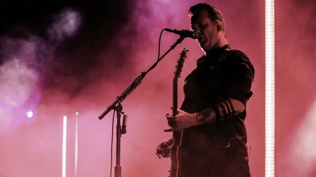 Josh Homme van Queens of The Stone Age joint The Raconteurs on stage