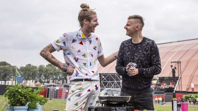 3FM-dj Frank en Vjeze Fur koken linkelionie met schelpies op Lowlands