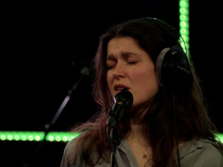 Pitou speelt 'Big Tear' en 'Knife' in de 3FM Live Box