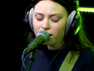 Amerikaanse indierockband Momma speelt hun nieuwste single in de 3FM Live Box