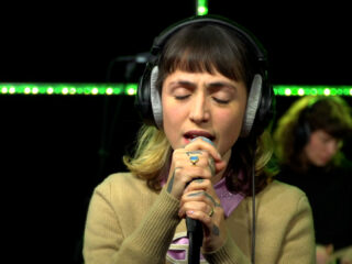 Sophie Straat speelt 'Mooier Als Je Lacht' in de 3FM Live Box