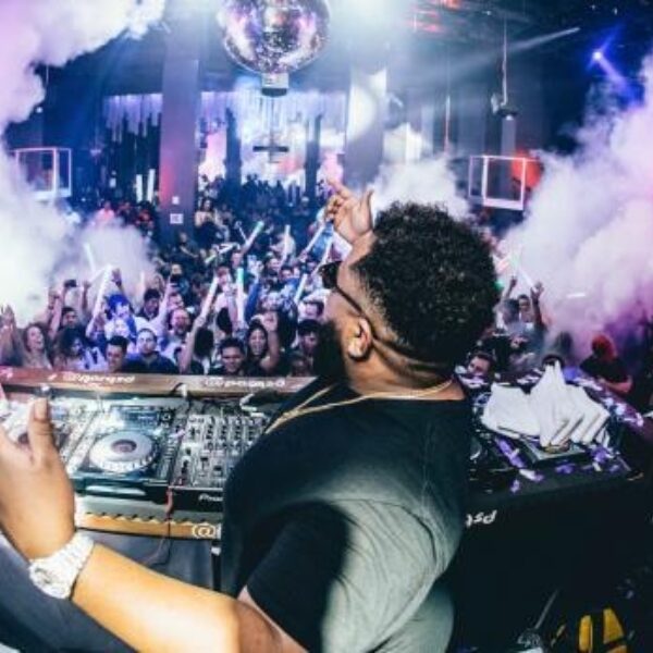 Nick hoort na avondje stappen dagelijks treinen van spoor wisselen in zijn oor