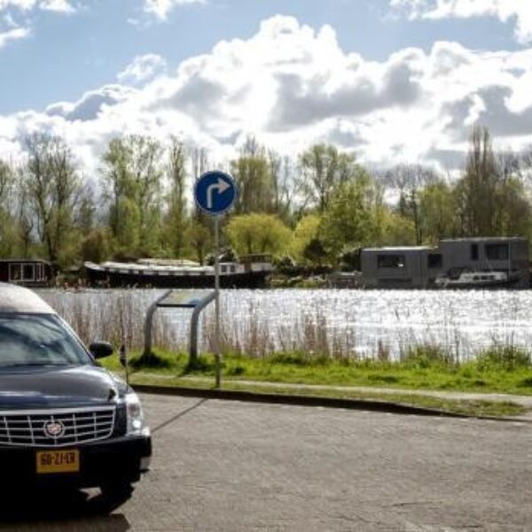 Lijkwagen verliest onderweg kist met dode