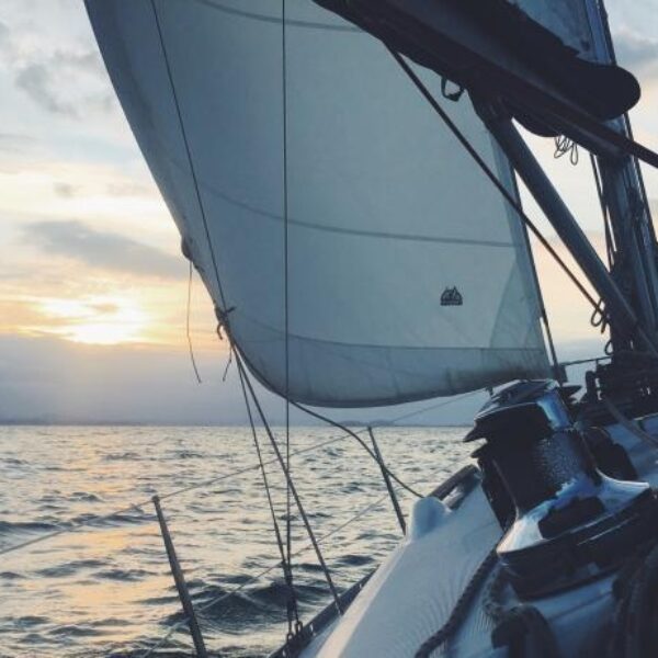 Bizarre Marktplaats-advertentie: zakenman biedt gratis wereldreis aan voor ‘leuke meid’