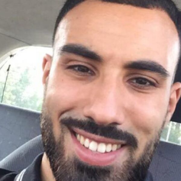 Hassan (22) kookt gratis maaltijden voor gezinnen die het moeilijk hebben