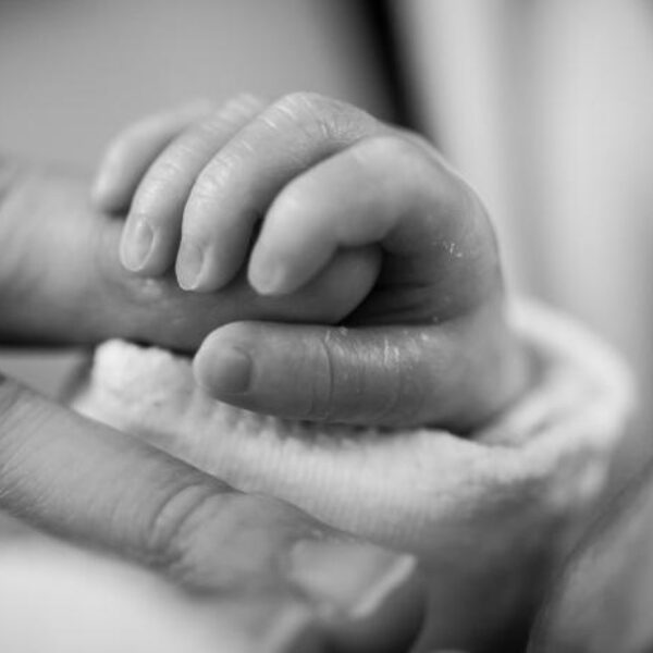 Vrouw bevalt van andermans baby's na fout van ivf-kliniek