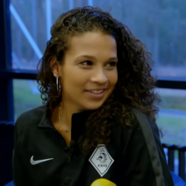 Shona Shukrula wordt eerste vrouwelijke arbiter in Tweede Divisie