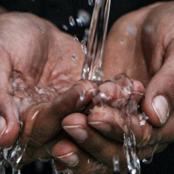 Drinkwaterbedrijven luiden noodklok: 'Nog nooit was de vraag naar drinkwater zó groot'