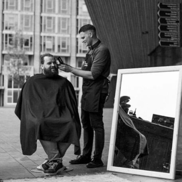 Held Sjoerd zet zich in voor daklozen met gratis knipbeurten