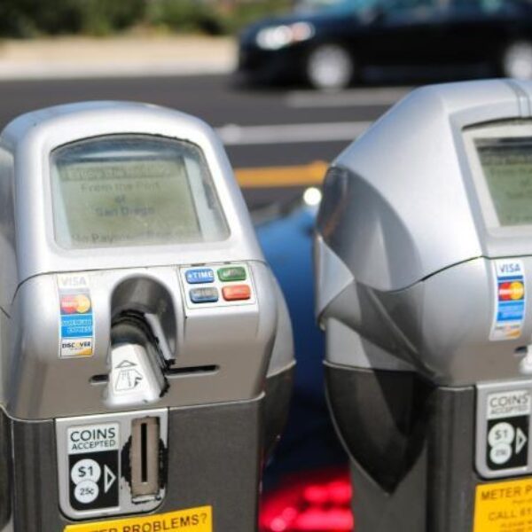 Parkeerboete voorkomen: nieuwe dienst herkent controlevoertuigen