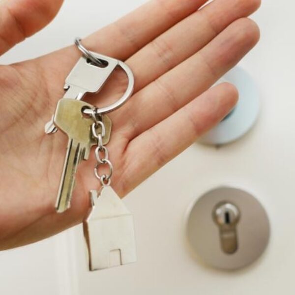 Bijna dakloze Annica (19) krijgt onderdak dankzij krantlezer: "Er moet een oplossing komen"