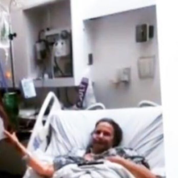 The Rock verrast ongeneeslijk zieke oma die in ziekenhuis ligt