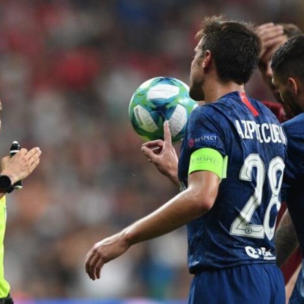 Frappart floot als eerste vrouwelijke scheidsrechter Europees duel bij de mannen