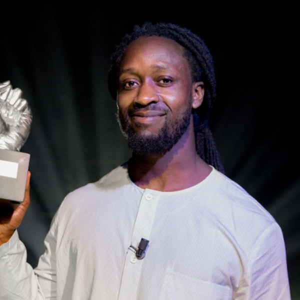 Akwasi ontvangt speciale Power Award voor zijn inzet voor Black Lives Matter